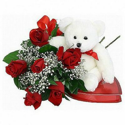 Τριαντάφυλλα σε μπουκέτο με αρκουδάκι και σοκολατάκια 0152